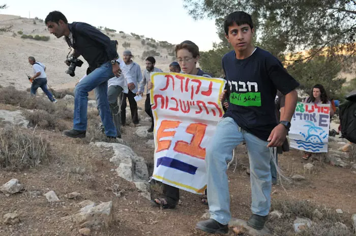 הפעילים קראו קריאות נגד ראש הממשלה ובעד ההתיישבות ביהודה ושומרון. פעילי הימין במחאז החדש ליד מעלה אדומים, אתמול