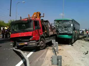 בעשר מהתאונות היו מעורבים כלי רכב מסחריים, משאיות ואוטובוסים