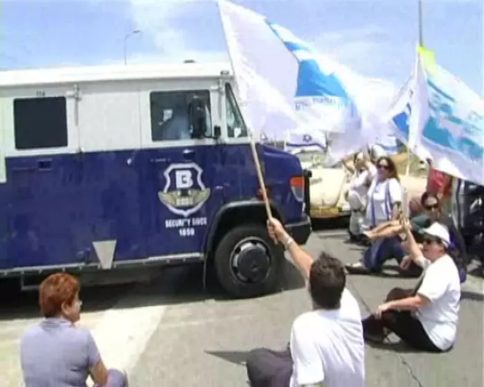 הכסף מסייע להתעשרות בכירי החמאס. פעילי שליט עוצרים את המשאית אמש