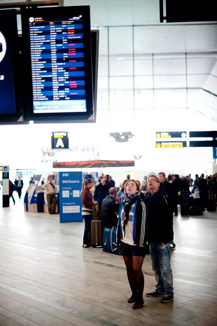 נוסעים מבולבלים בנמל התעופה של גטבורג בשבדיה