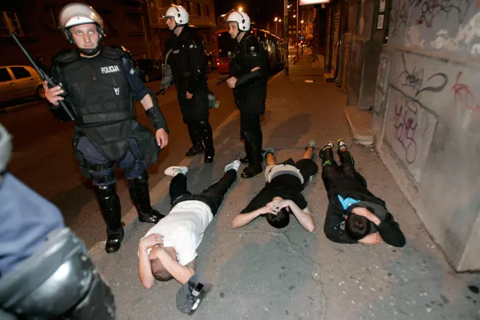 מפגינים שנעצרו לאחר שהתפרעו בעקבות מעצרו של מלאדיץ' בסרביה
