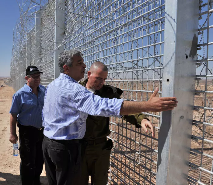 מנכ"ל משרד הביטחון אודי שני בוחן את בניית הגדר בגבול המצרי