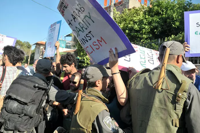 "זהו מצעד פרובוקטיבי נגד האוכלוסייה הפלסטינית שמתגוררת במקום", פעילי שמאל ופלסטינים מפגינים בשכונה המזרח ירושלמית