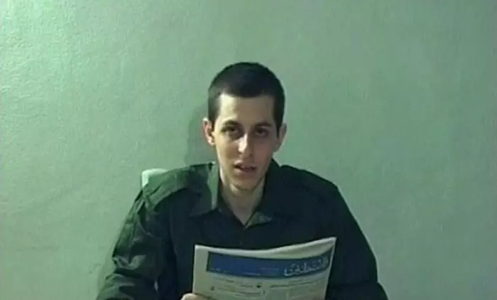 שליט, כפי שנראה בקלטת שהועברה לישראל ב-2009