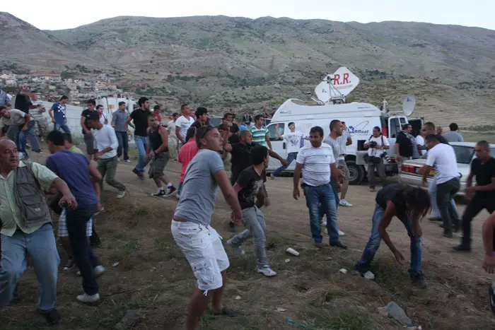 מפגינים מיידים אבנים לעבר כוחות הביטחון ב"יום הכנסה"