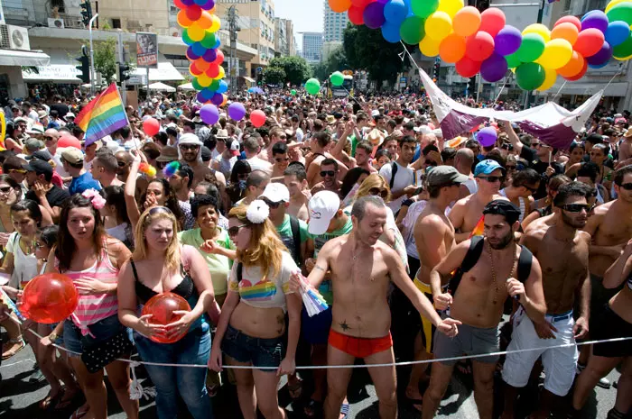 אלפים צועדים בשעה זו במצעד הגאווה השנתי בתל אביב. היום