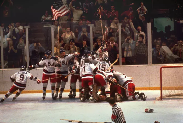 שחקני נבחרת ארצות הברית בהוקי קרח חוגגים ניצחון על ברית המועצות בלייק פלאסיד