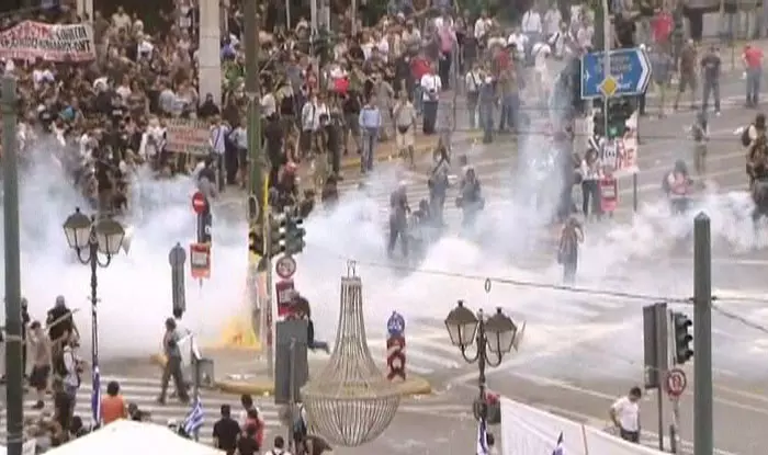 המשטרה המקומית השתמשה בגז מדמיע ובאלות על מנת לפזר את המפגינים. אתונה, אתמול