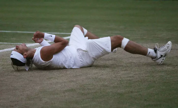 רפאל נדאל טניסאי ספרדי חוגג את הזכייה בטורניר ווימבלדון 2008
