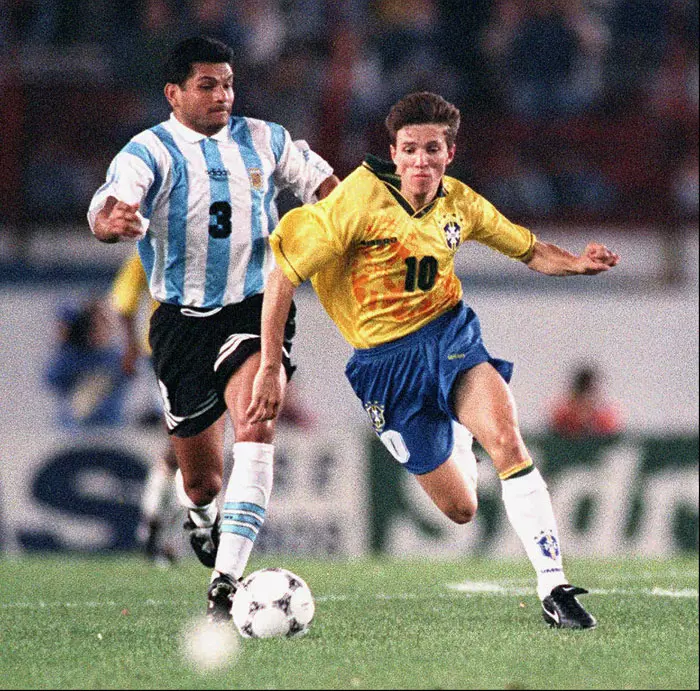 ז'וניניו שחקן נבחרת ברזיל ברבע גמר קופה אמריקה 1995 מול ארגנטינה