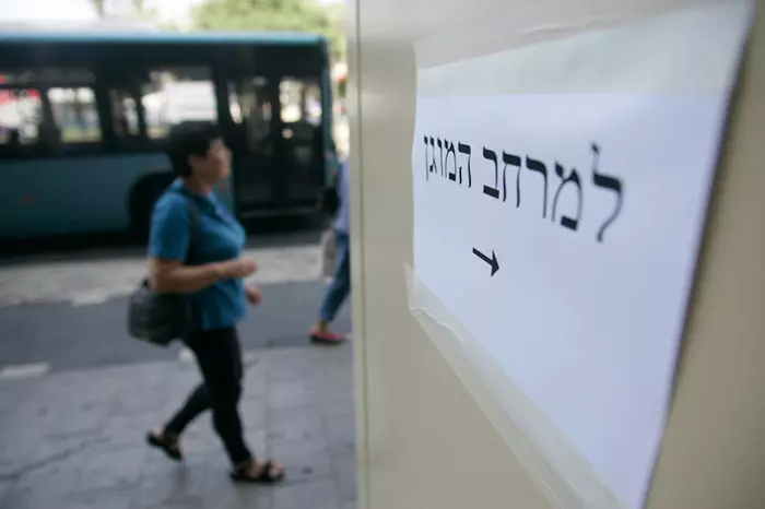 שלט המכוון למרחב המוגן ברחוב אבן גבירול בתל אביב