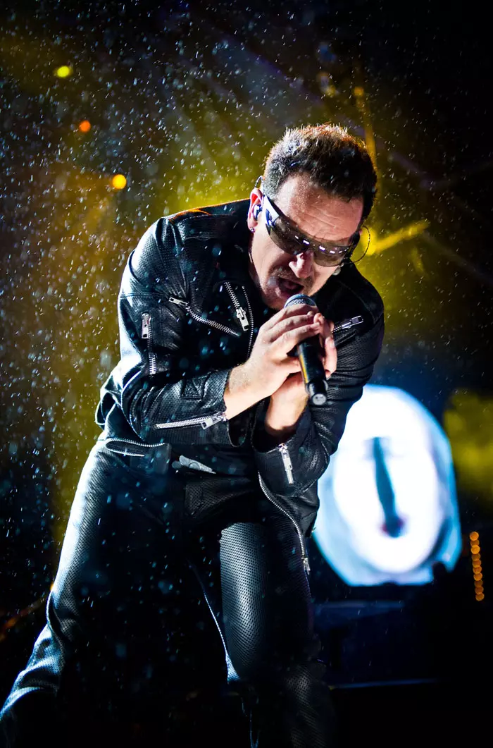 אהבה אחת, מיליוני עותקים. U2 בהופעה
