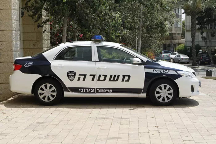 צוותי המשטרה אספו במקום ממצאים כדי לחקור ולהבין מי הם המעורבים בקטטה