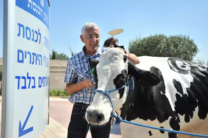 ח"כ שי חרמש והפרה זהבה מסורבי כניסה למשכן הכנסת