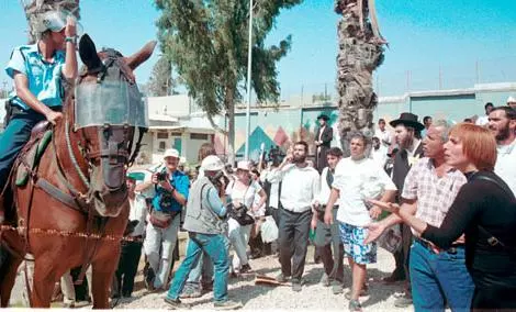 שוטרים מול מפגינים בעצרת התמיכה בדרעי