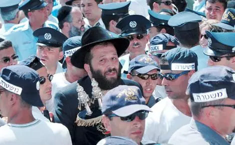 דרעי שוטרים וספר תורה