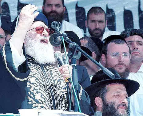 עובדיה יוסף נואם ביום כניסתו של דרעי בכלא