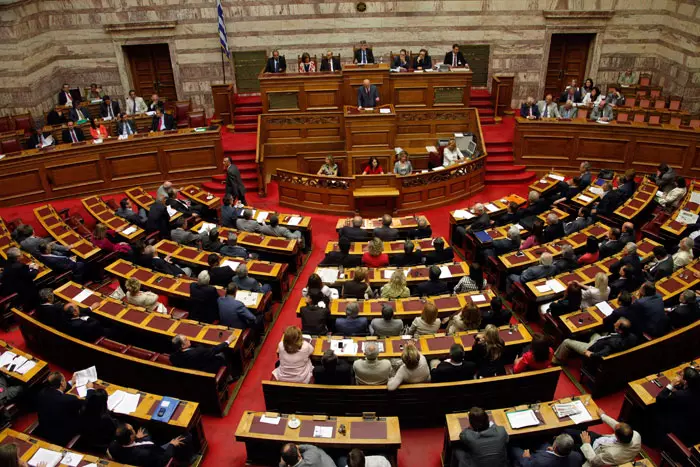 אתמול התפטרו חמישה שרים בתוך שעות. הפרלמנט היווני