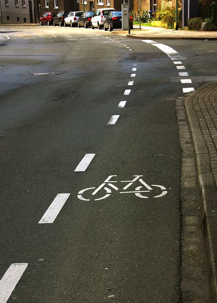 גם את מקרי הדריסה של רוכבי האופניים אפשר לצמצם באופן משמעותי על ידי יצירת מסלולי רכיבה מקבילים במספר כבישים ראשיים