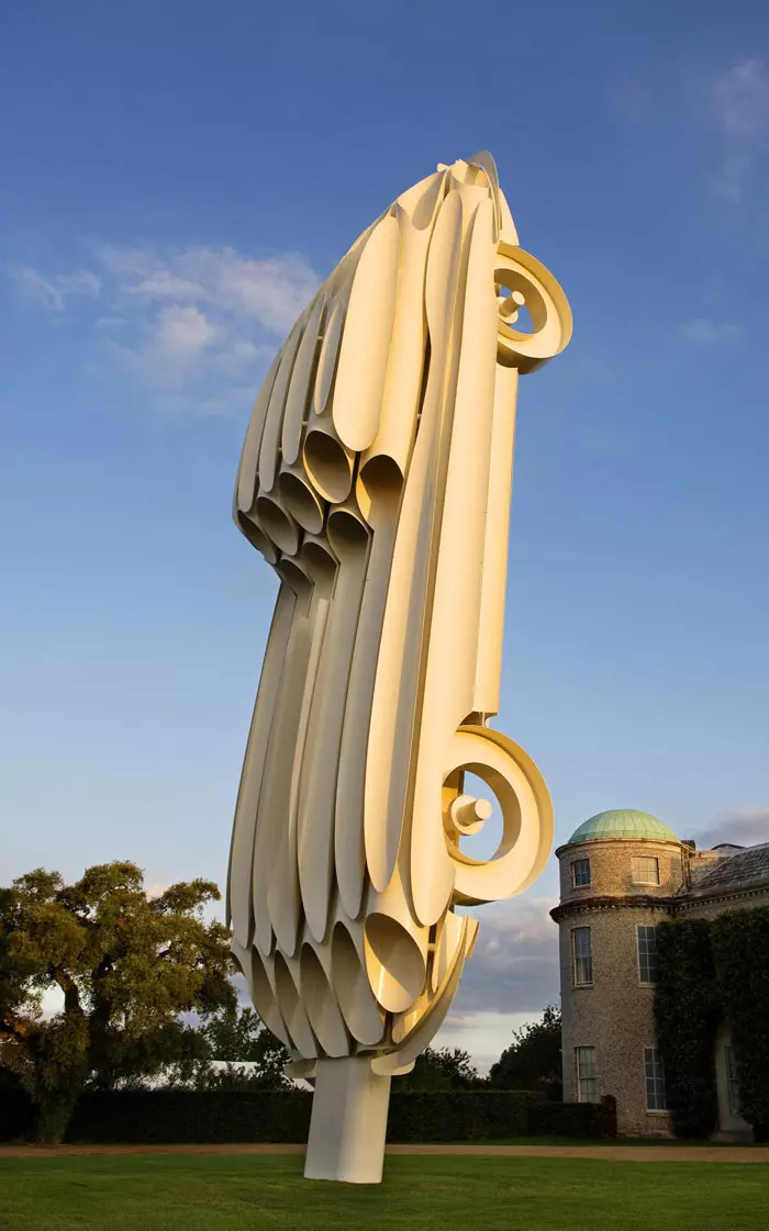 יגואר אי-טייפ חוגגת 50 שנה. עם פסל בגובה 28 מטר