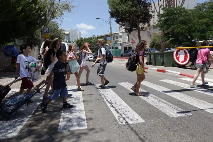 חזרים מבית הספר - לבית ספר בבית