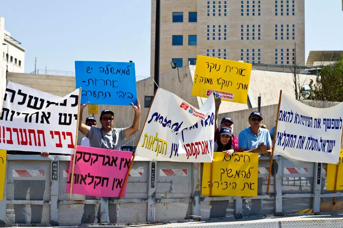 החקלאים מתחילים להתארגן בעצמם להחלפת החברה הממשלתית. הפגנת חקלאים מול הממשלה בקריאה שתתערב במשבר אגרקסקו