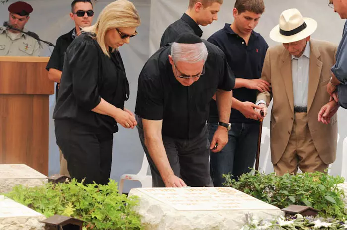 ראש הממשלה, בנימין נתניהו, ורעייתו שרה מניחים זרים על הקבר