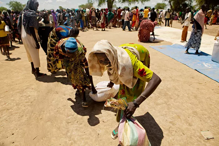 אלפי פליטים סודנים מחבל אביי אוספים מזון במחנה ארעי בדרום סודן