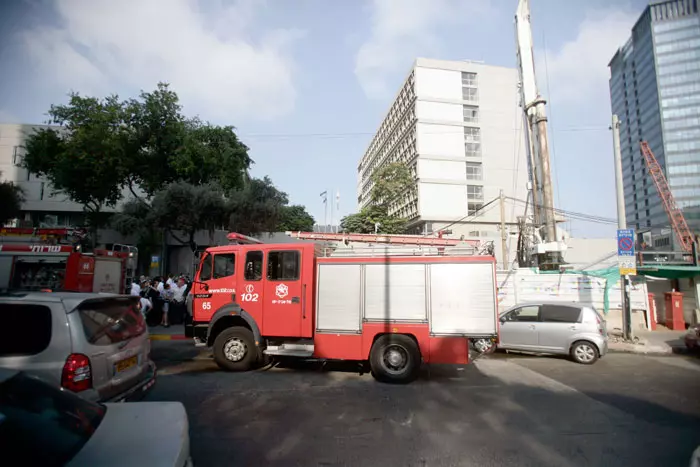 הכבאים הניחו שהאירוע הסתיים, אולם כעבור דקות אחדות התקבל דיווח נוסף, על הצתת דלת בבניין העירייה