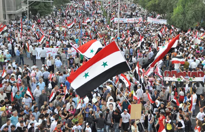 "טהרן פנתה מספר פעמים לחמאס בבקשה שיקיים ברצועת עזה הפגנות תמיכה במשטרו של בשאר אסד אלא שחמאס סרב". הפגנה של תומכי באשר אסד מול שגרירות ארצות הברית בדמשק