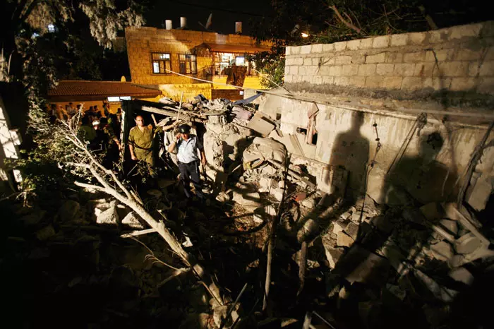"אז לא היה גוף אחד שאחראי לחבר את כל הסנסורים". בית שנפגע מרקטה במלחמת לבנון השנייה