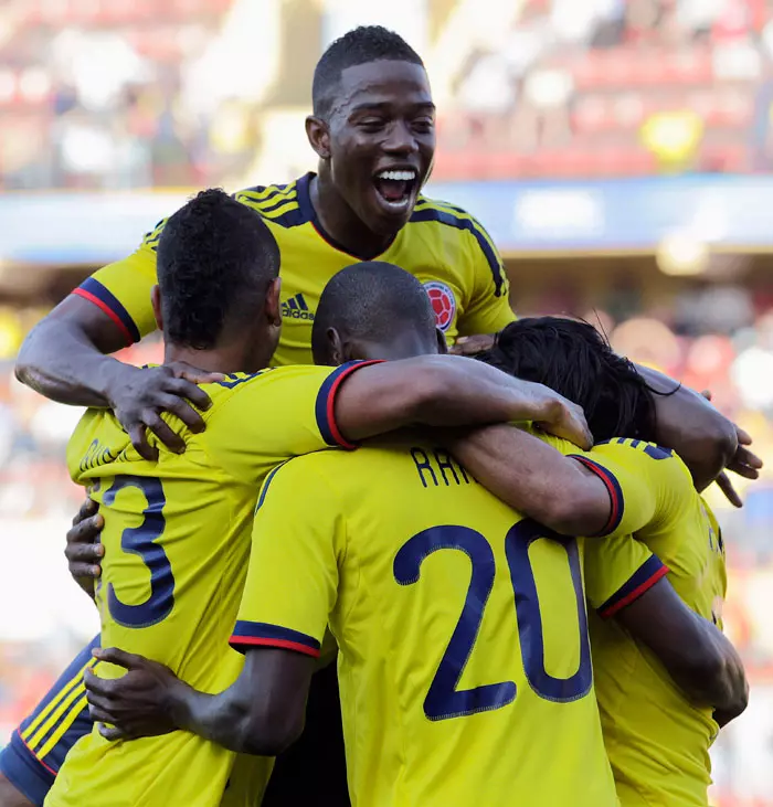 מקום ראשון בבית על חשבונה של ארגנטינה שחקני נבחרת קולומביה חוגגים
