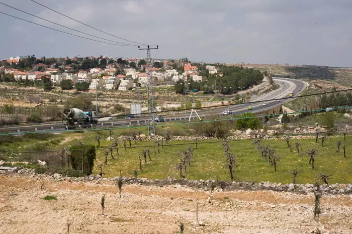 "החוות החקלאיות הן שיטה ידועה של המדינה להקמת התנחלויות חדשות, תחילה דרך נוכחות יהודית ולאחר מכך דרך הפיכתן ליישוב". ההתנחלות אפרת