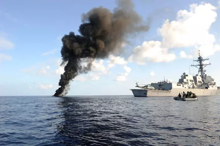 ארצות הברית איימה על אירן שלא לסגור את המיצרים. ספינת צי אמריקאית במפרץ