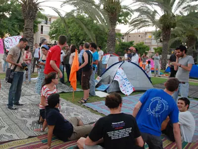 נהגים צופרים לאות הזדהות. המאהל בבאר שבע