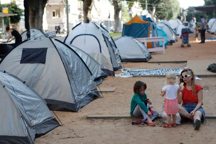 "אנחנו רוצים ישראל שבה חיים בתחושה של צדק. מדינה של אהבה בין כלל אזרחיה". מאהל מחאת הדיור בשדרות רוטשילד בתל-אביב