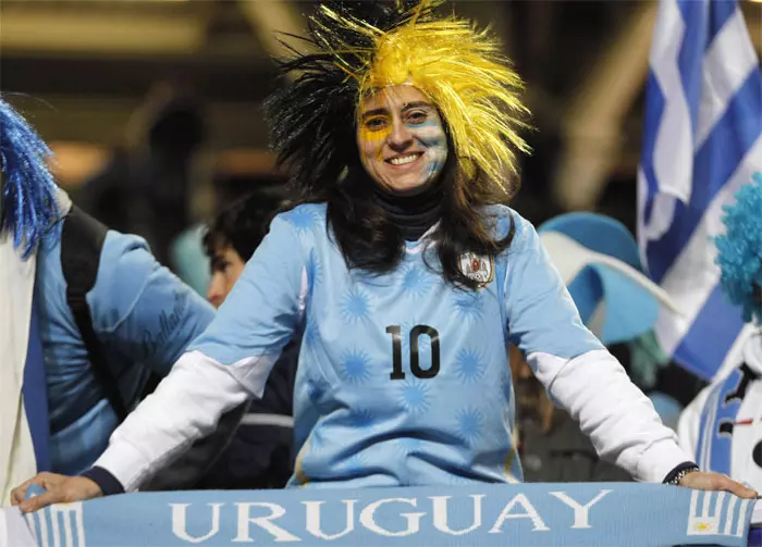 השמיים הם הגבול. אוהדת נבחרת אורוגוואי