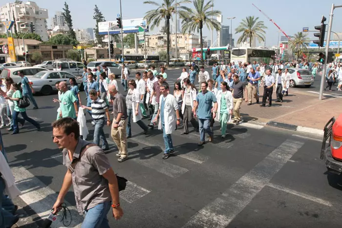 מתמחים שיצאו מבית החולים איכילוב בתל אביב, היום