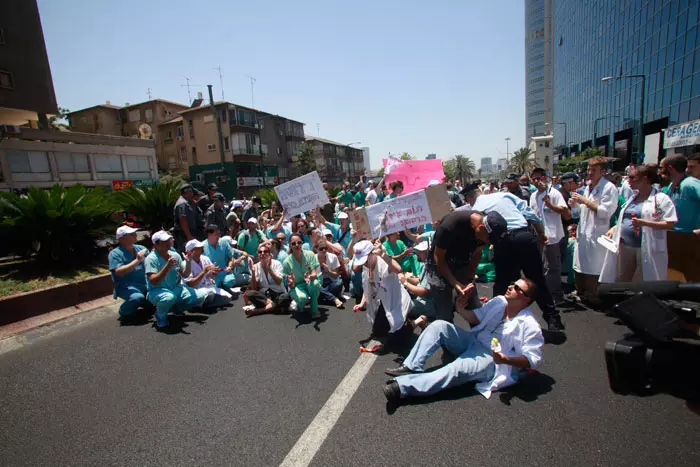 "בית המשפט החליט להוציא צווי מניעה ולמנוע מהמתמחים את זכותם הבסיסית למחות". הפגנת המתמחים, השבוע