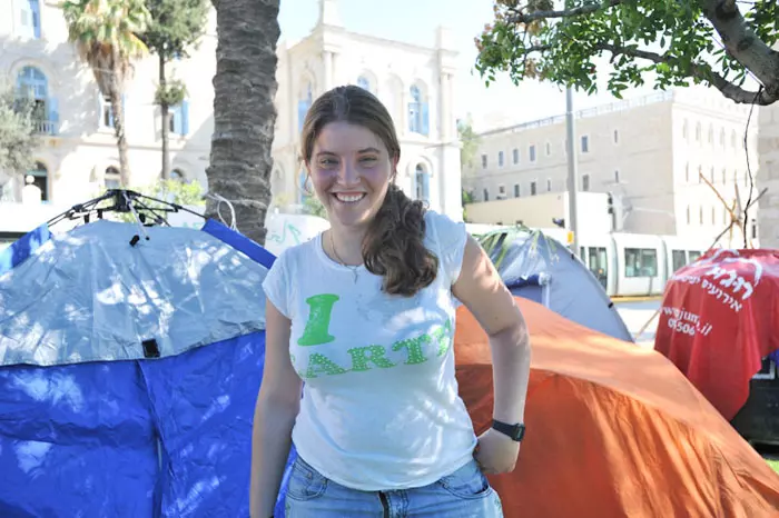 כרם וינר בת 24,  סטודנטית (שנה ב) ביולוגיה.  תוכנית מצטיינים של ביולוגים אתגר. עובדת במעבדות שונות, דיירת אוהל מחאת הדיור בירושלים, 21.7.2011