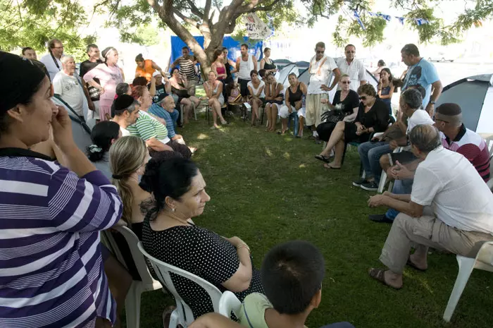 האנשים שמוציאים את המחאה מ"מדינת תל אביב" יושבים בחדרה, אשדוד, קריית גת וג'סי כהן. מאהל המחאה בשכונת ג'סי כהן בחולון