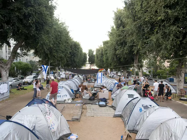 גם התקשורת אשמה במציאות שהביאה לתנועת האוהלים. מתחם המחאה בשדרות רוטשילד