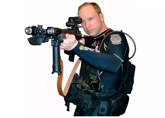 בריוויק מתאמן בנשק, מתוך הסרטון שפירסם במקביל למניפסט