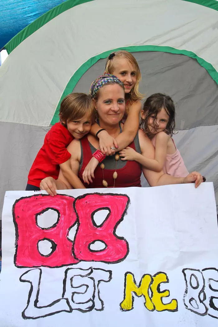 דנה יובל, גרושה + 3 מוחאת באוהל המחאה בחיפה, יולי 2011