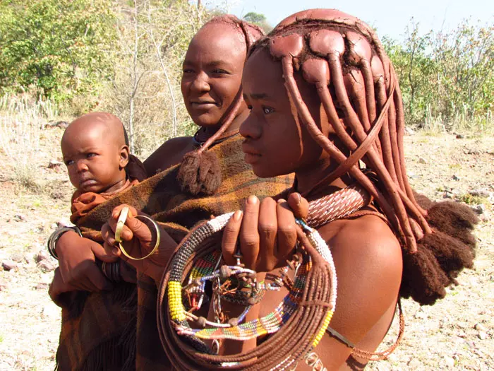בנות שבט ההימבה, הן מושחות את עורן באבקת אוקרה ושומן כבשים
