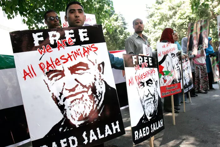 "הטענות נגדו - נלקחו מהעיתונות הישראלית - וסולפו". הפגנות למען שחרור סלאח, מחוץ לשגרירות בריטניה בקהיר