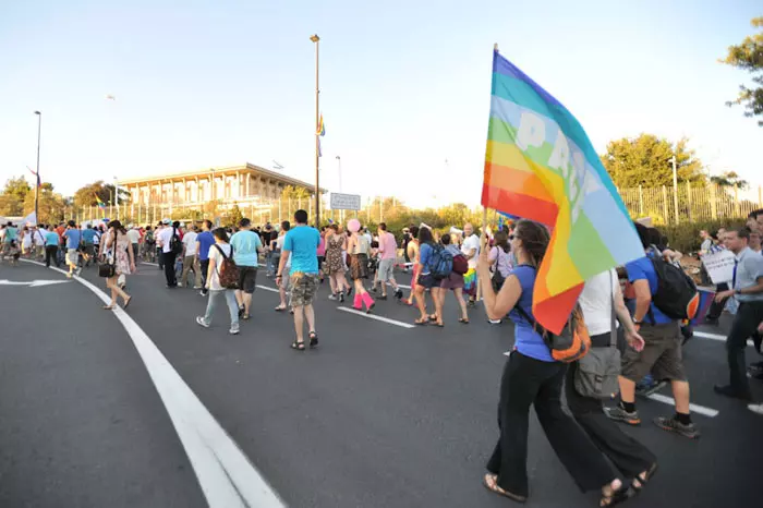 לאפשר לבני זוג חד מיניים לקבל הכרה מהמדינה כתא משפחתי