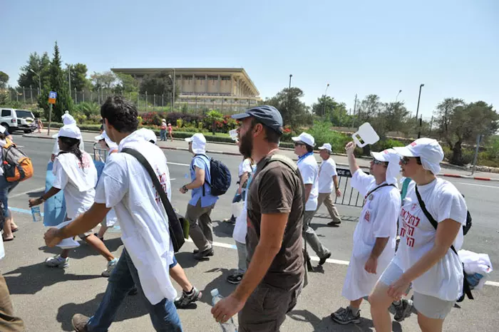 שוקלים את המשך צעדיהם. הרופאים בצעדת המחאה בירושלים