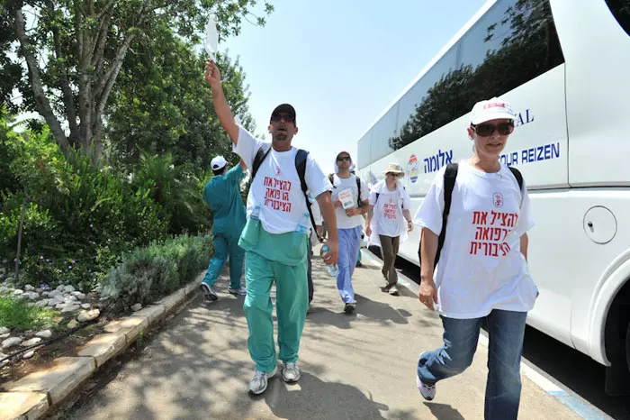 "מאחר שקיים חשש כבד כי בימים הקרובים ייחתם הסכם מאחורי גבנו, דרשנו להיות חלק מהצוות המצומצם במשא ומתן שמנהל האוצר עם ההסתדרות הרפואית", מסרה הנהגת הרופאים הצעירים