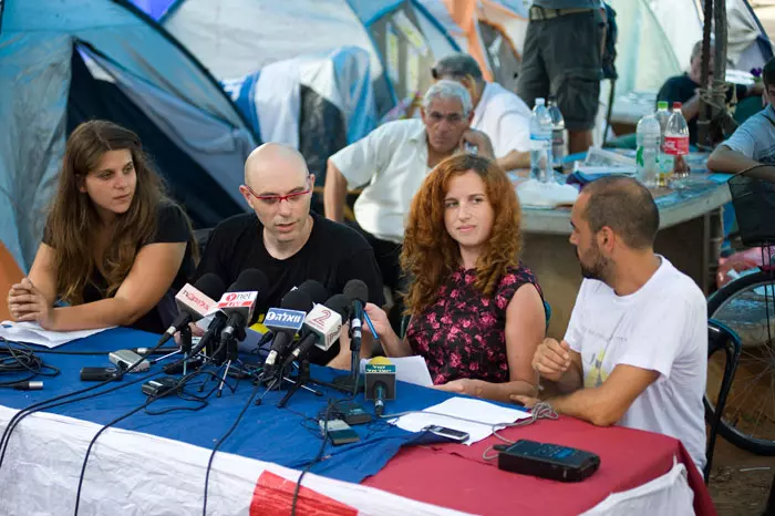 מסיבת העיתונאים של פעילי מחאת האוהלים, היום בשדרות רוטשילד